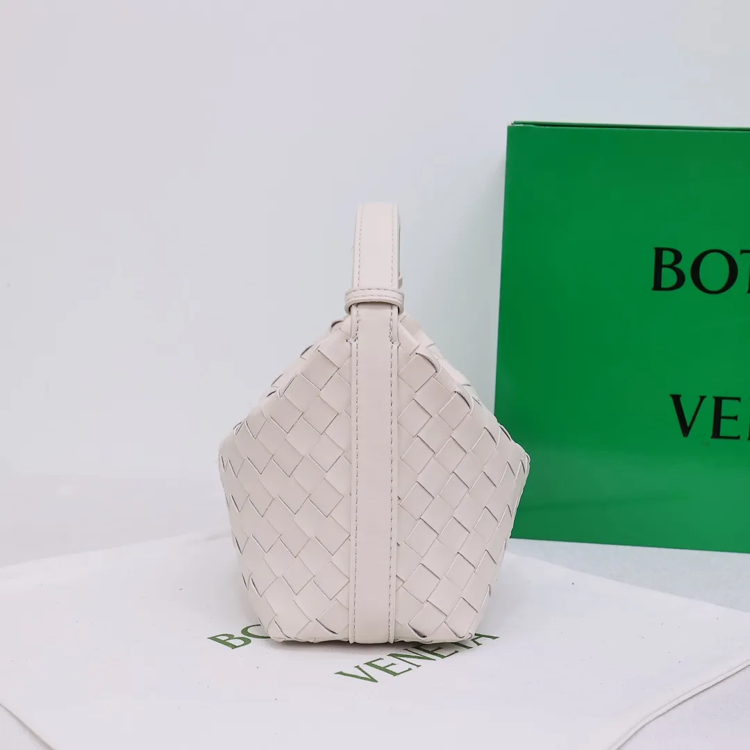 All categories Official website "Brand Women's Bags" Women's Bags 💙 BV 2026 new BV portable shoulder bag
